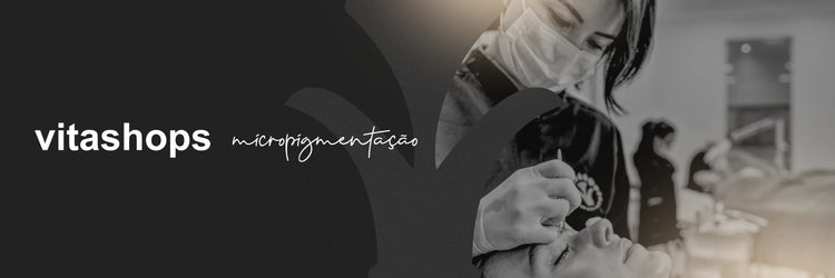 Profissional realizando procedimento de micropigmentação em clínica de estética, utilizando produtos profissionais para micropigmentação, com foco em precisão, segurança e resultados de alto padrão Vitashops.