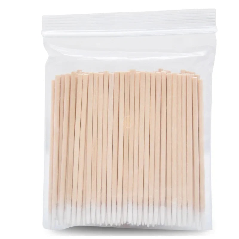 Profissionais de micropigmentação, extensão de cílios e estética facial usam micro brushes para limpar áreas pequenas e delicadas sem desperdício de produto e com precisão, sem deixar fiapos na pele.